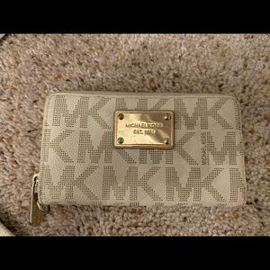 Micheal Kors white wristlet